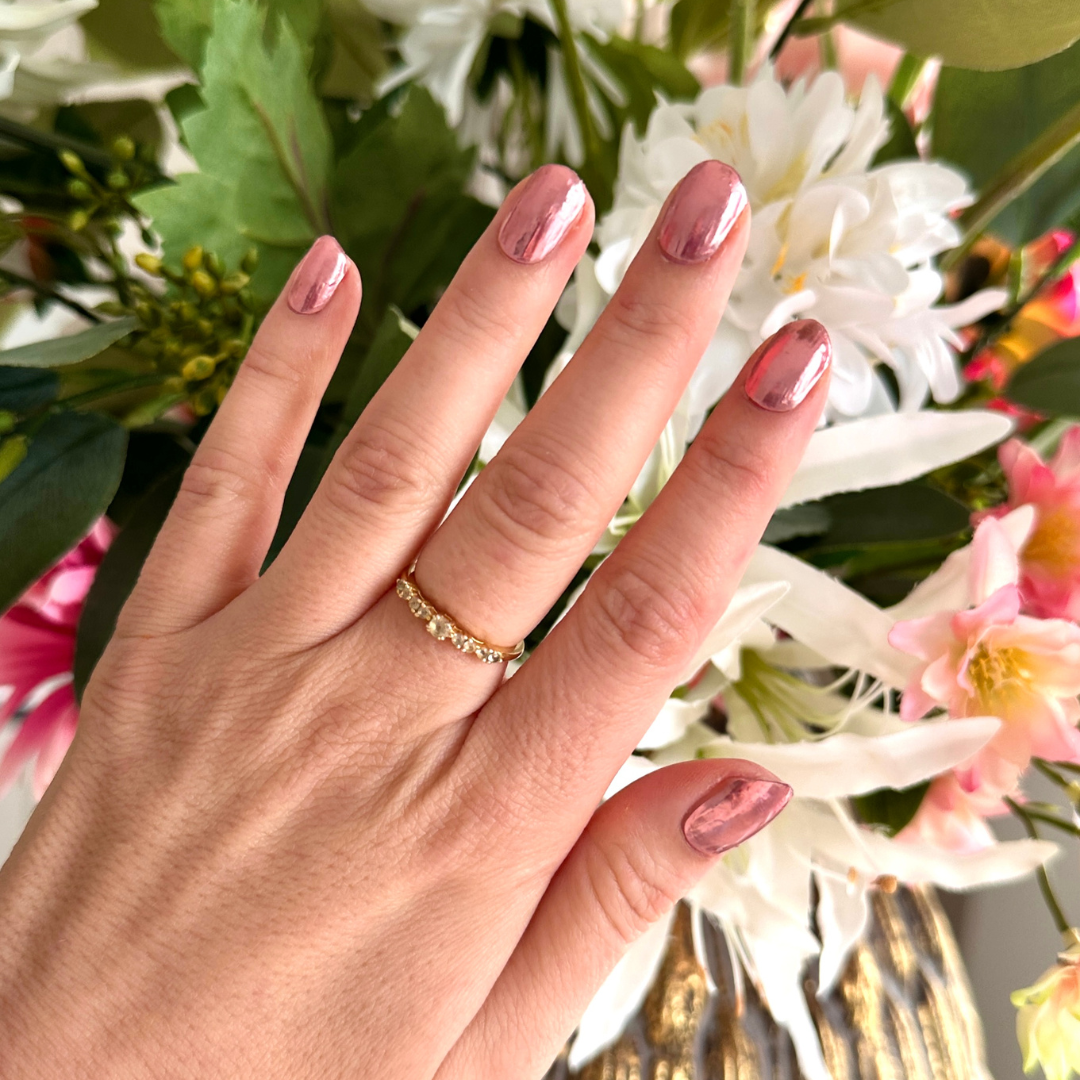 Licht roze dust kleur gel nail stickers van BIMA Nails. Met een spiegelend chrome metallic effect. De gellakstickers blijven 2 tot 3 weken zitten - geen salon meer nodig & bespaar kosten
