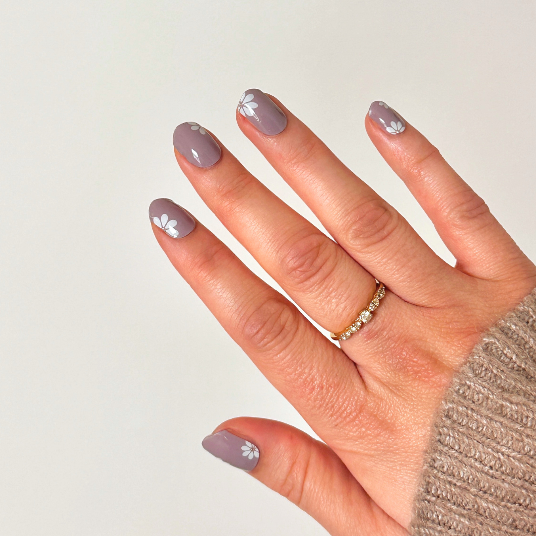 mauve gel nagel stickers met subtiele bloem design van BIMA Nails