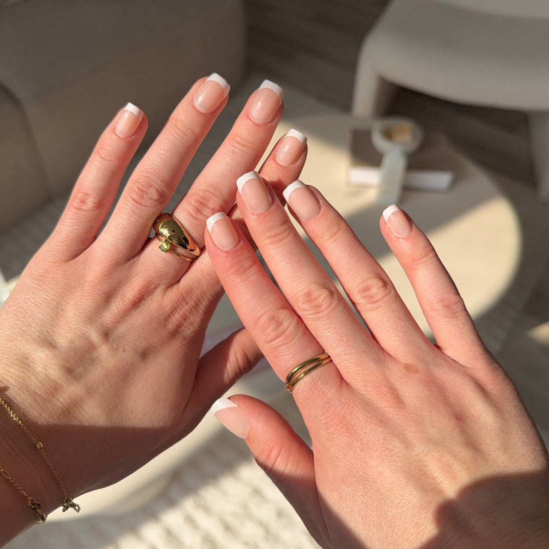 Press-on nagels met nagellijm of sticky tabs: wat is beter