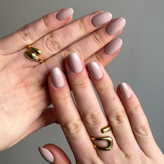 Prachtige effen nude/taupe achtige kleur press on nagels in een ronde vorm 