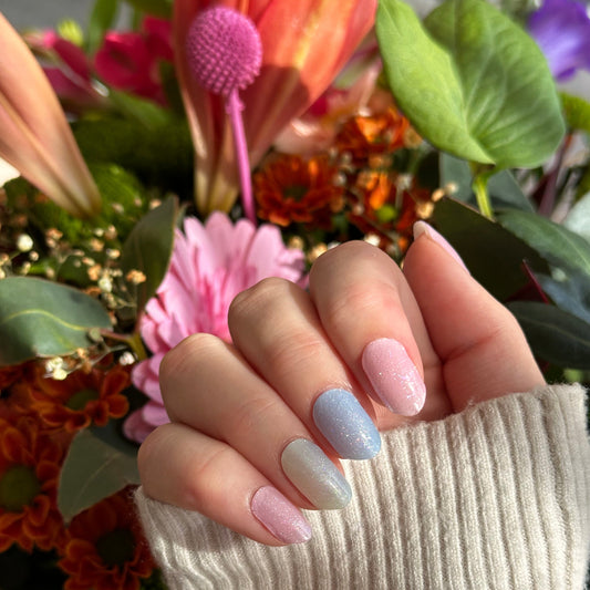 Gellakstickers in zachte pastelkleuren met subtiele glitter 