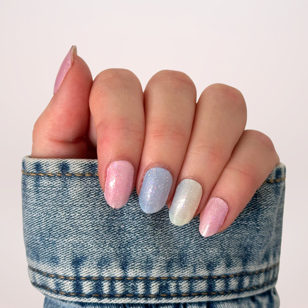 Gellakstickers in zachte pastelkleuren met subtiele glitter 