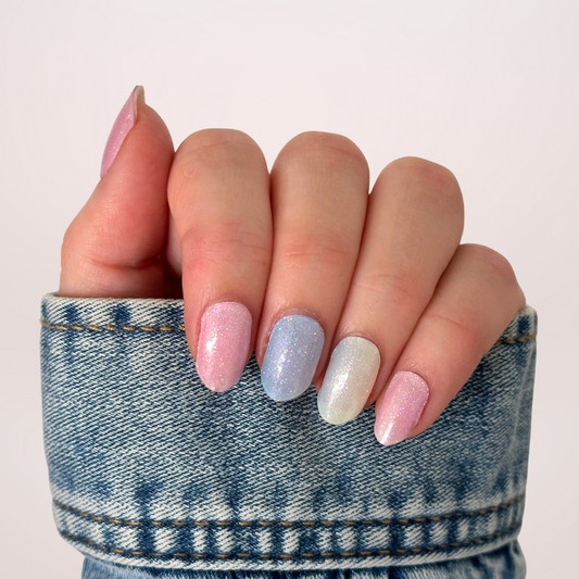 Gellakstickers in zachte pastelkleuren met subtiele glitter 