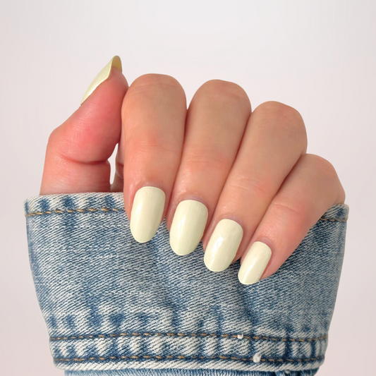 Effen pastel groene gel nagelstickers voor een rustige, verfijnde manicure, ideaal voor lente en zomer