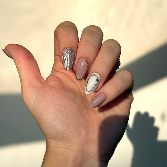 treasure press-ons op de nagels