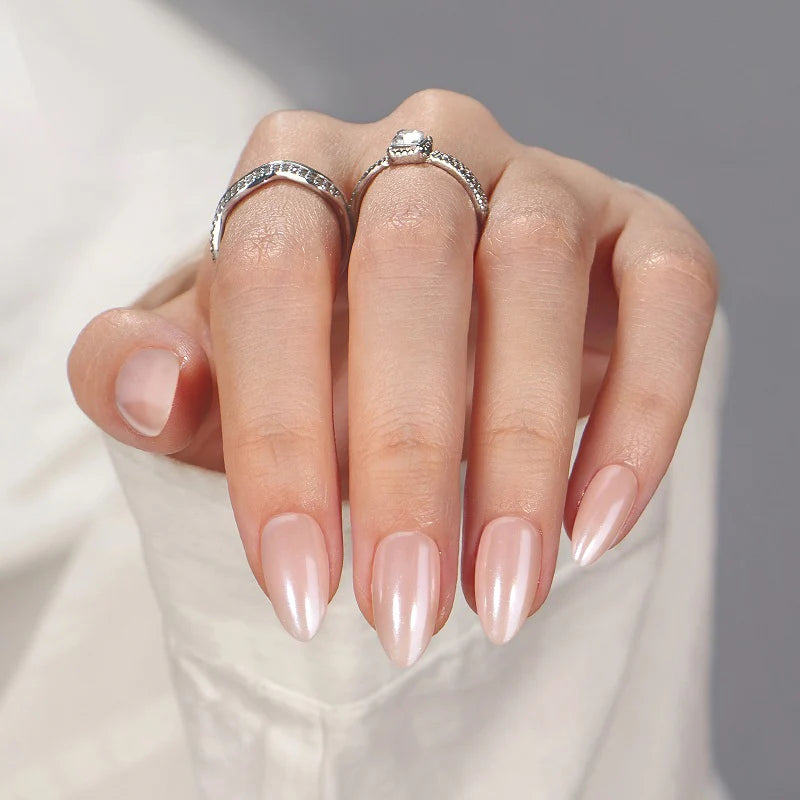Een mooie tijdloze dagelijkse short almond vorm plaknagels in een nude kleur met pearl finish 