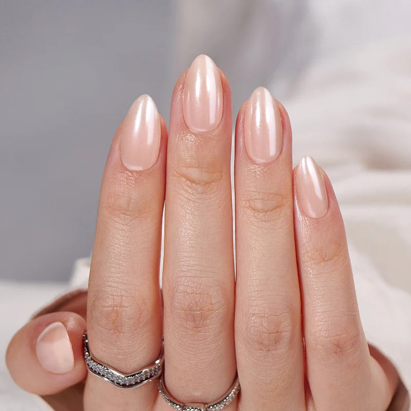 Press-on nagels in short almond vorm in een nude kleur met parelglans finish