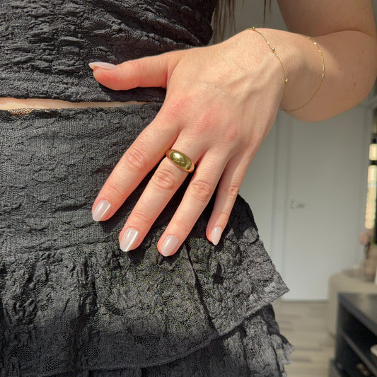 Ovale press-ons in een nude cat eye