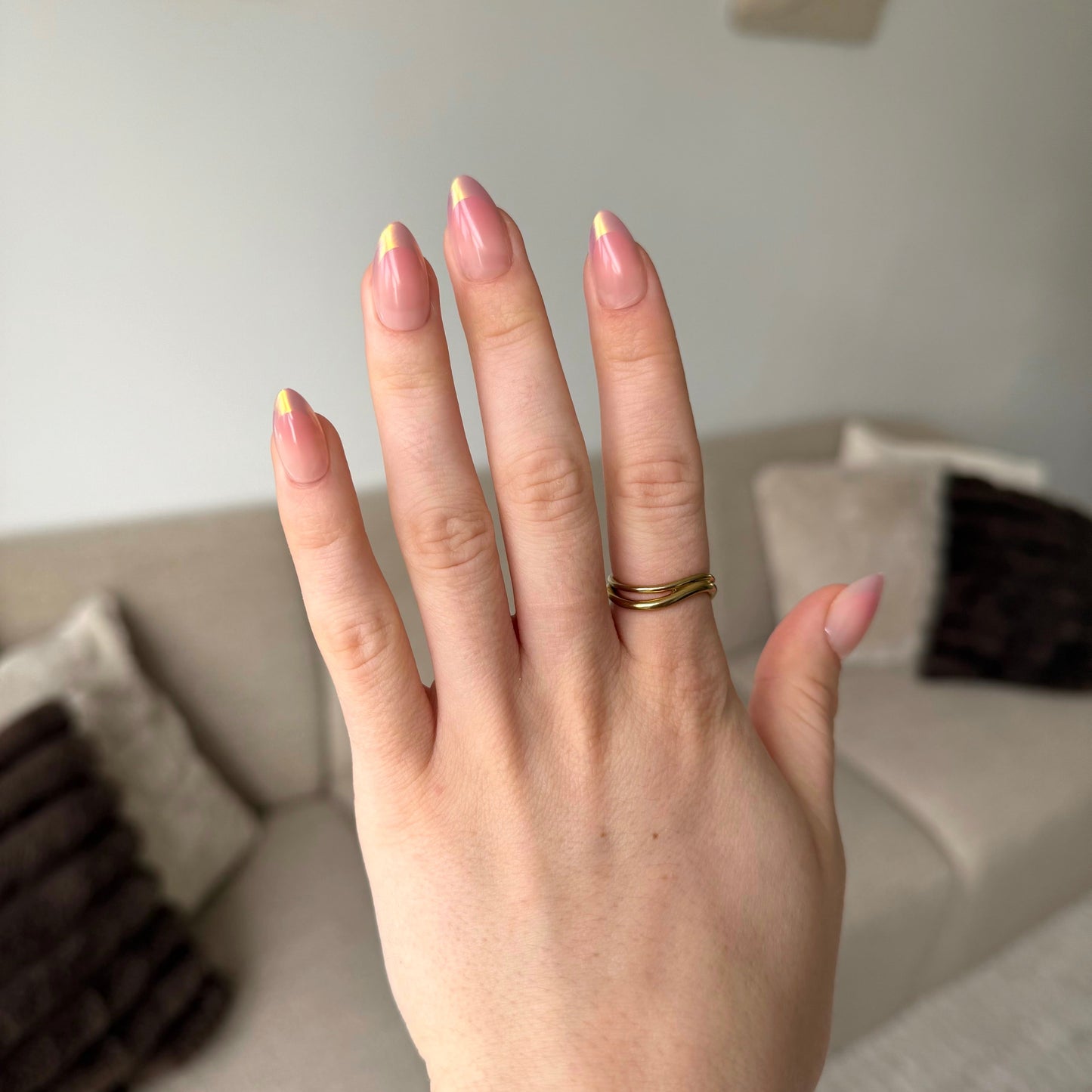 Almond french manicure press on nagels met een kleine twist. Geen witte tip maar een subtiele holografische chrome tip
