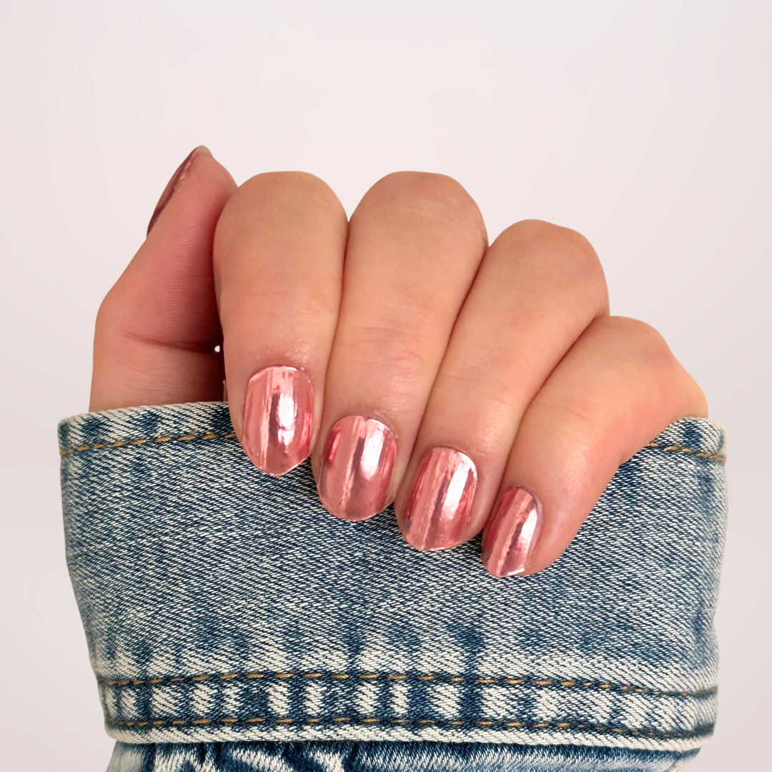licht roze dusty kleurige gel nagel sticker met een metallic chrome finish. Een spiegelend effect. De nagel stickers blijven 2 tot 3 weken zitten zonder te chippen. Dusty Chrome van BIMA Nails