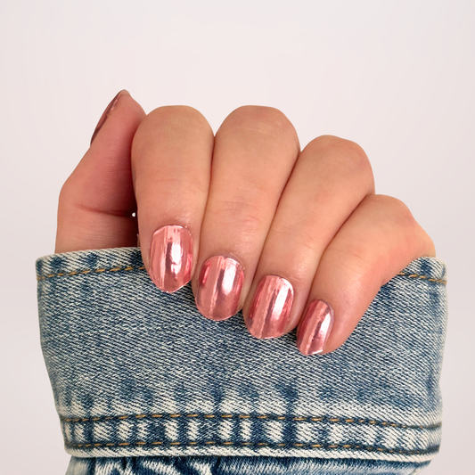 licht roze dusty kleurige gel nagel sticker met een metallic chrome finish. Een spiegelend effect. De nagel stickers blijven 2 tot 3 weken zitten zonder te chippen. Dusty Chrome van BIMA Nails