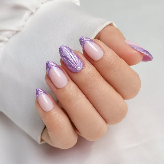 Lila French press-on nagels met shimmer, pareldetail en almond vorm op een natuurlijke nude basis