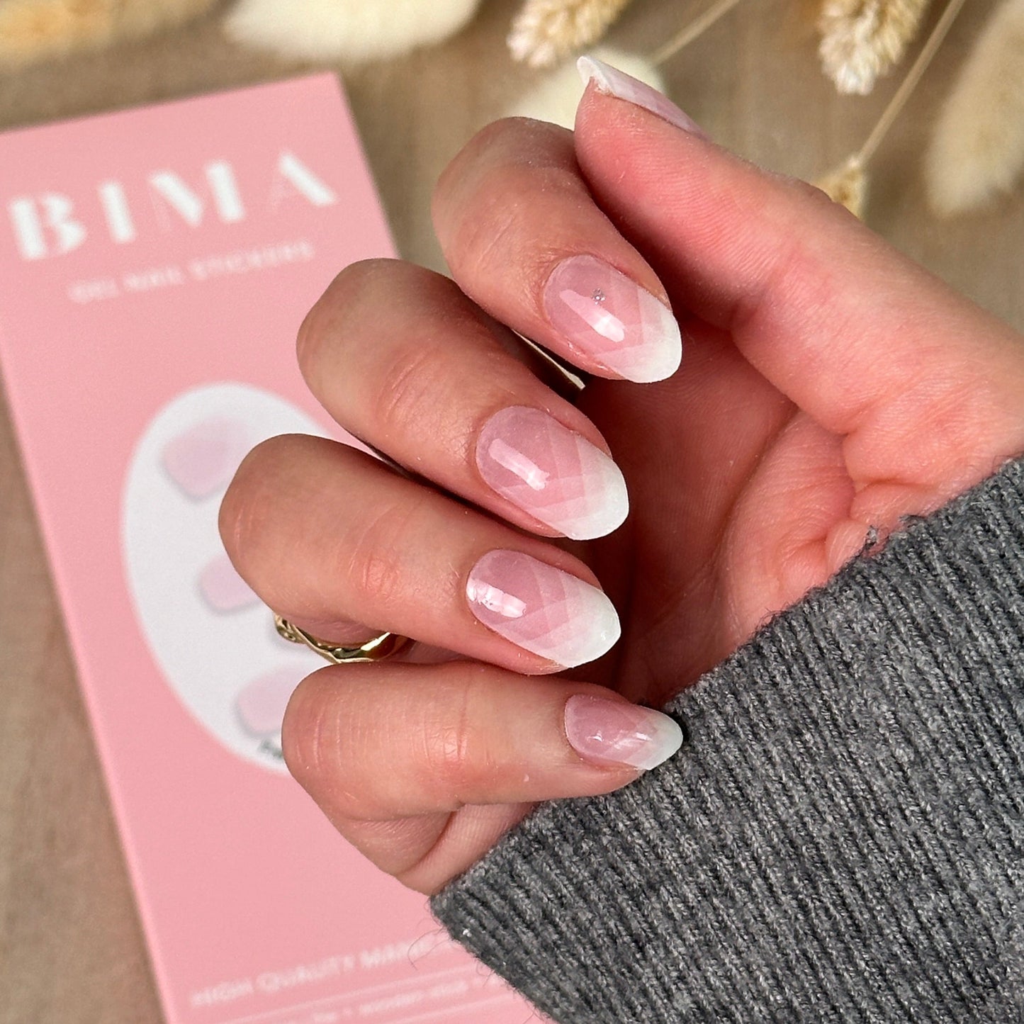 Gellakstickers in een soort french manicure met ombre effect