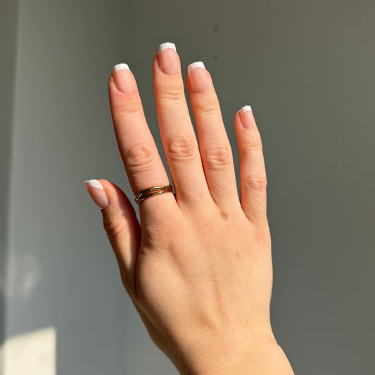 french manicure press-ons in square vorm op de hand