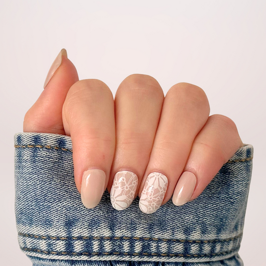 Bare Lace gel nagelstickers, een nude manicure met witte bloemen nailart van BIMA Nails