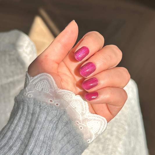 Paars roze (magneta) glitter gellakstickers met subtiel cat eye effect in de zon