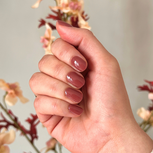 Crimson Clay van BIMA Nails is een prachtige warme diepe bruin, teraccotta achtige effen kleur gel nagel sticker. Geen geknoei met lak, geen salonkosten en geen afspraken meer maken met dé thuis manicure. De nagelstickers blijven tot 3 weken zitten.