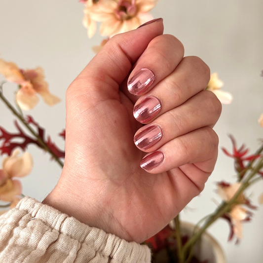 licht roze dust kleurige gel nagel stickers met een metallic chrome finish - dusty chrome van BIMA Nails