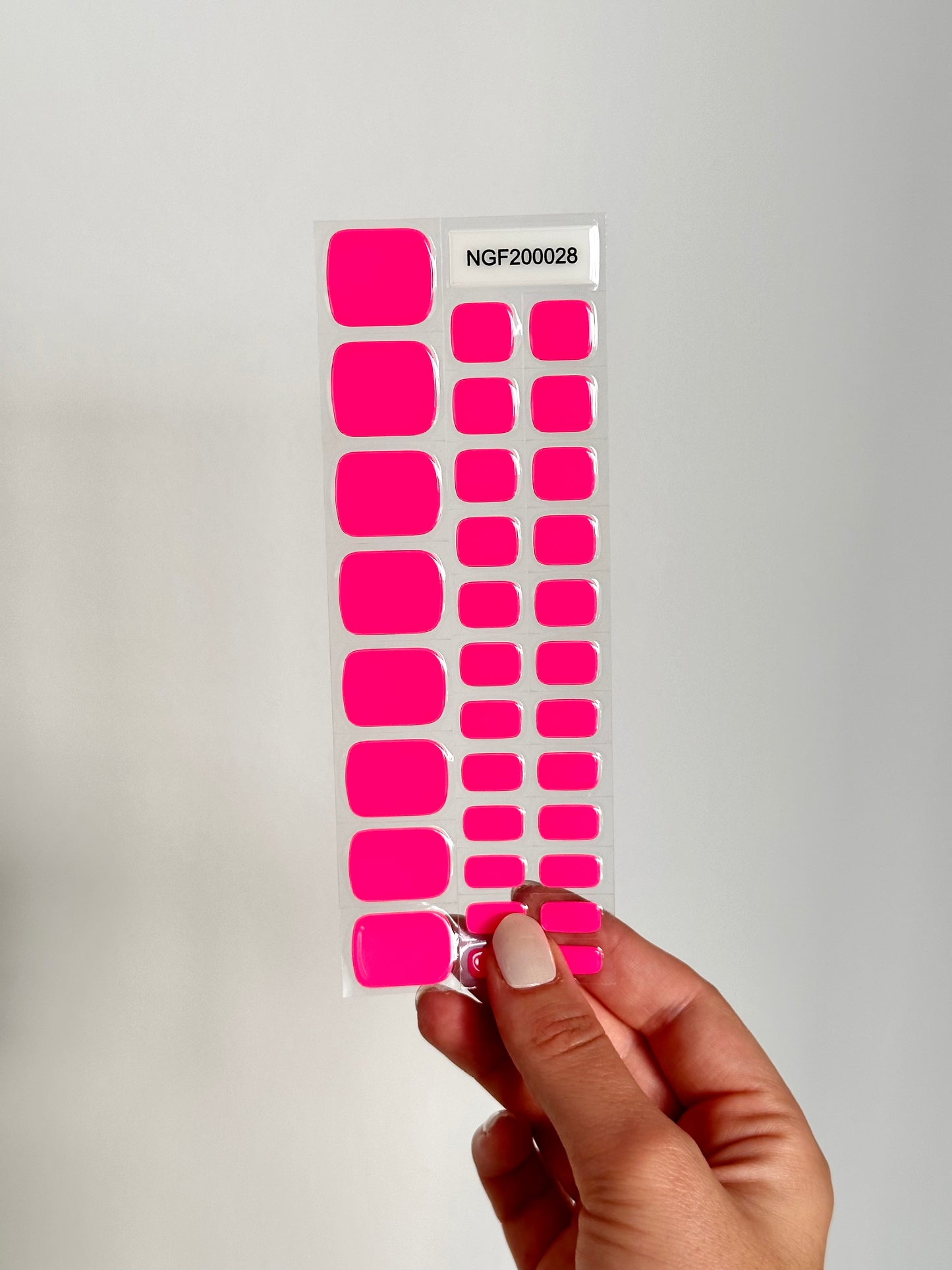 Gellakstickers in knal/neon roze voor je teennagels, perfect voor de zomer