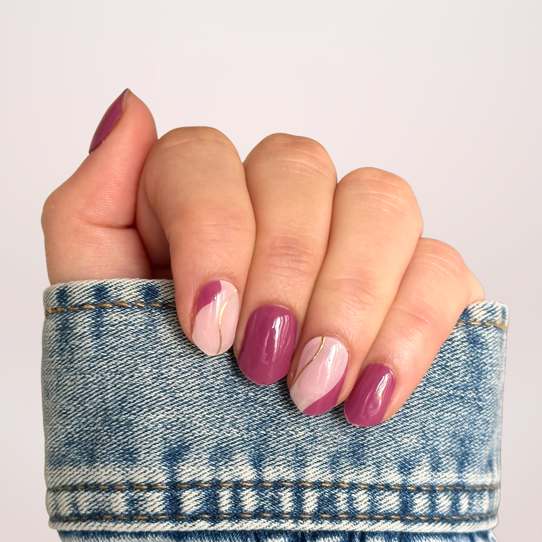 Gellakstickers paarse berry kleur met op sommige nagels een lichte basis erbij met gouden swirl. 