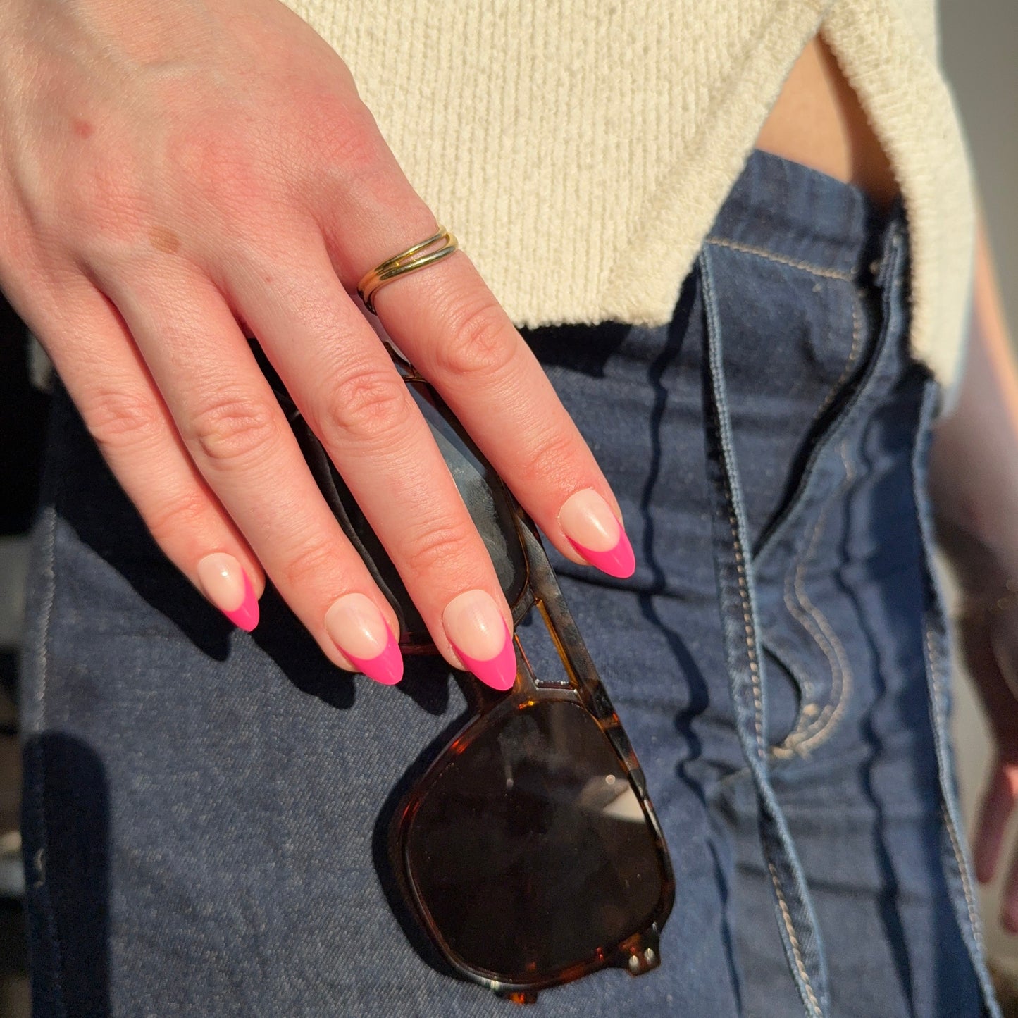 Lifestyle foto met de zomerse roze french manicure 