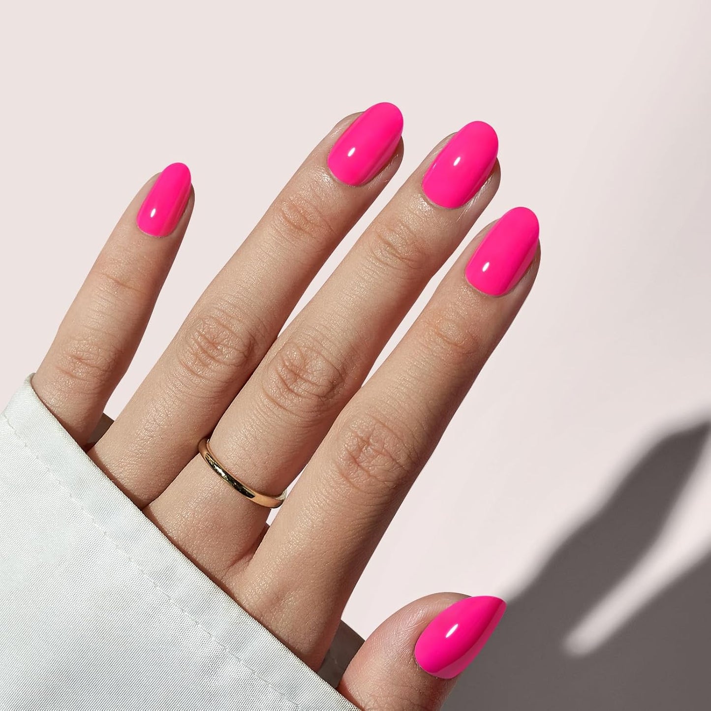 Neon roze press-on nagels van BIMA Nails in een ovale vorm