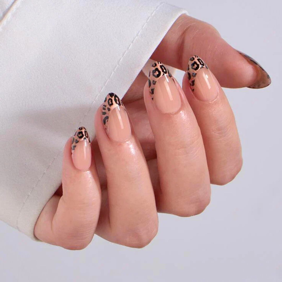 Een prachtige leopard french manicure met een subtiele glitter press-ons. 