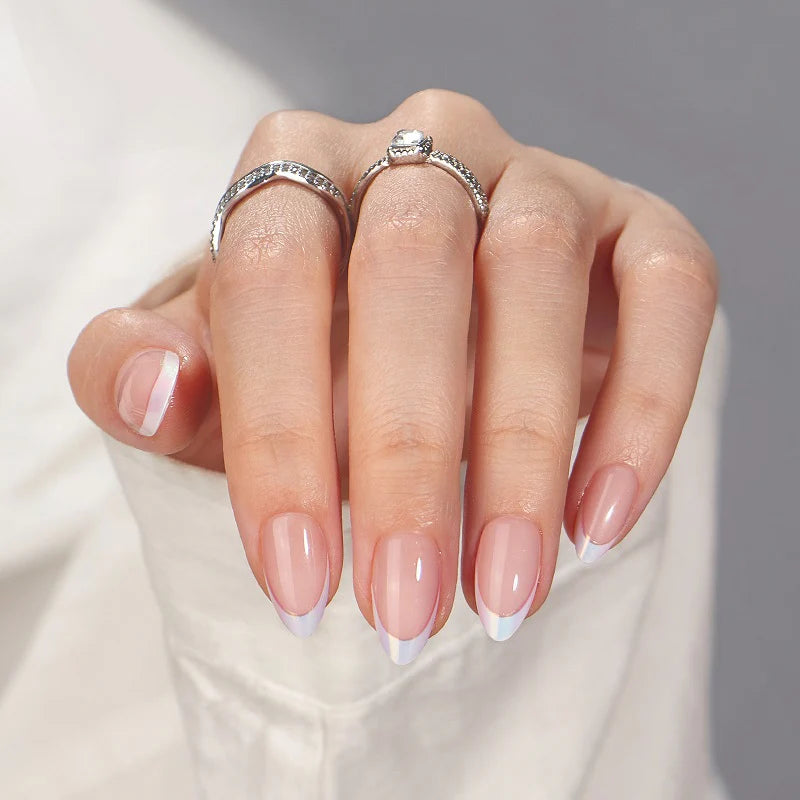 Press-on french manicure met parelmoer finish van BIMA Nails