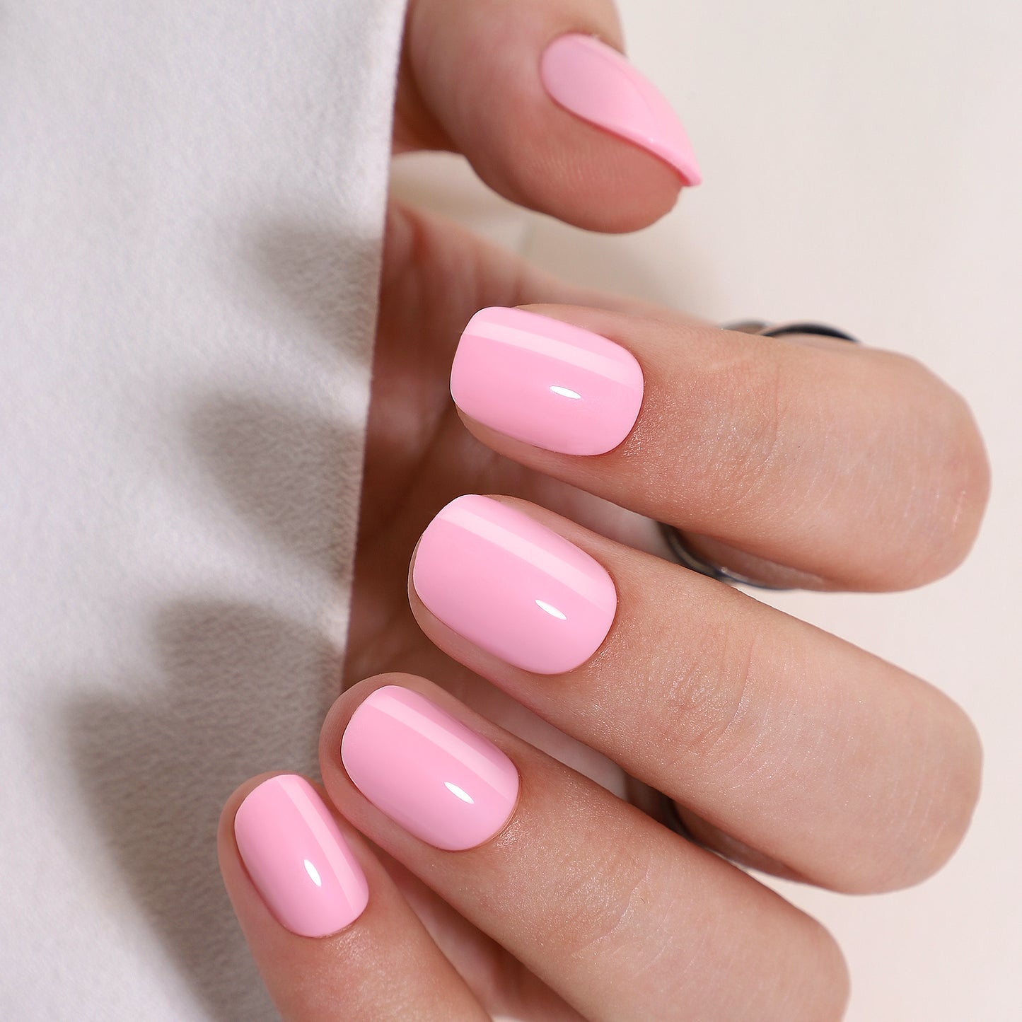 Ovale press on nagels in een mooie roze kleur met een beetje zoetigheid 