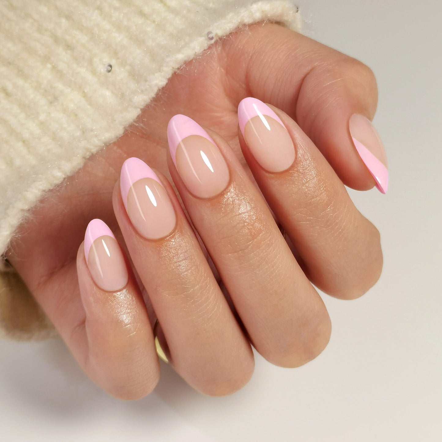 Babyroze French press-on nagels in almond vorm met een natuurlijke nude basis en zachte roze French tip