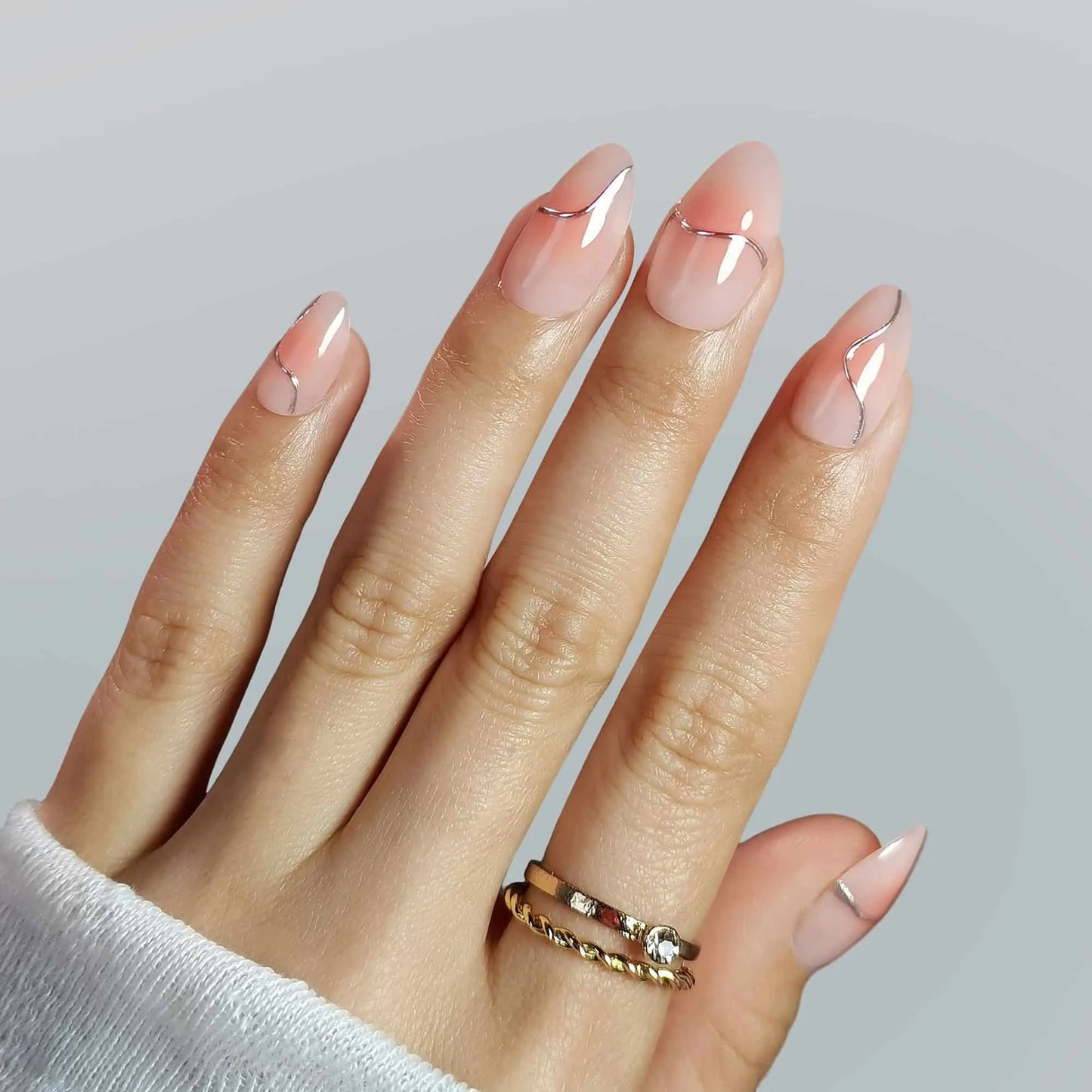 Een mooie lichtroze nude basis met donkerdere aura en op elke nagel 1 zilveren swirl. Een perfecte nail art als je niet te opvallend wilt maar wel net dat beetje extra. 