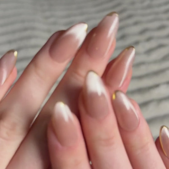 press-ons in nude met glitter tip in ombre overloop + cat eye effect en gouden details
