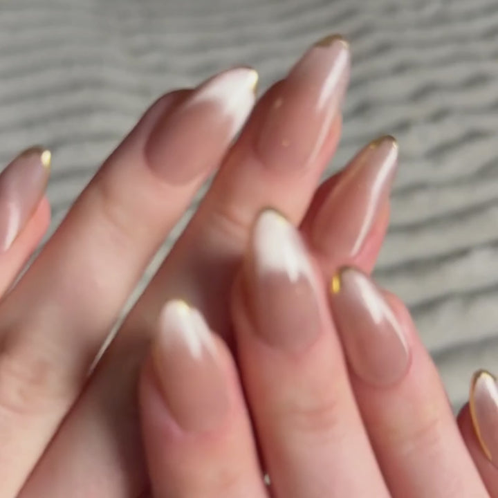 press-ons in nude met glitter tip in ombre overloop + cat eye effect en gouden details