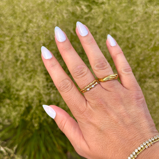 Milky Way short almond press on nagels buiten met groen gras achtergrond van BIMA Nails