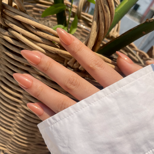 nude bruinige almond plaknagels met een lichte shimmer erin