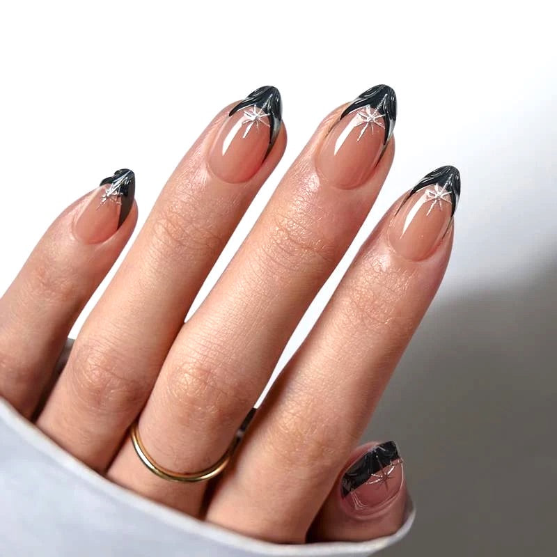 Een prachtige zwarte french manicure met een zilveren sparkle, ook effect in de zwarte tip, dit is ook 3D. 